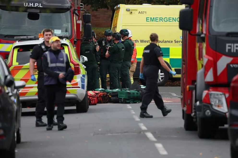 Ambulancias y equipos médicos asistieron a las víctimas en Crumpsall. REUTERS