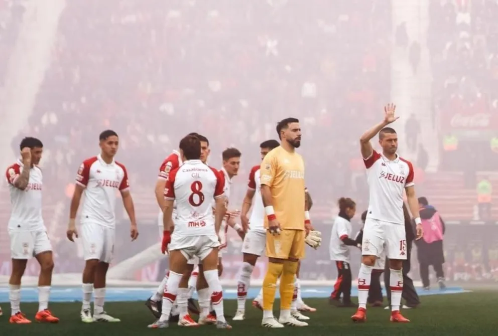 La FIFA inhibe a Huracán por deudas.
