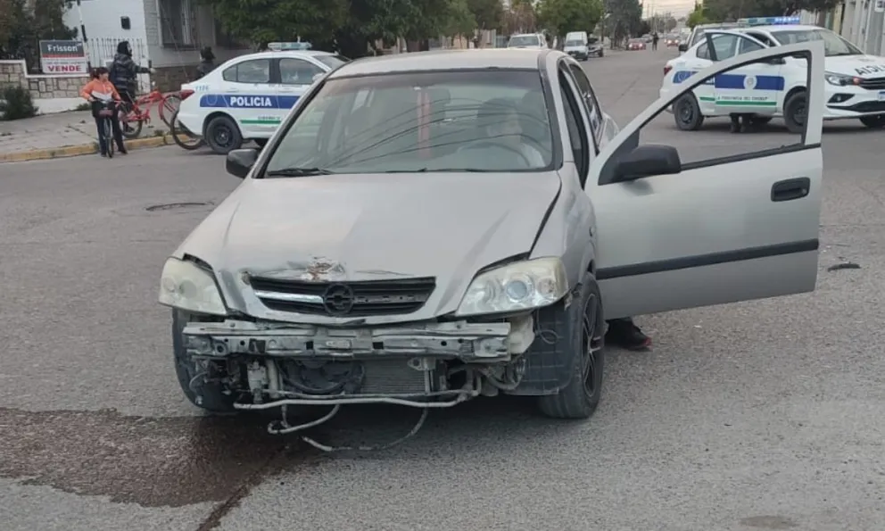 El utilitario Citröen Berlingo volcó tras chocar con un Chevrolet Astra en Pecoraro y Gales.