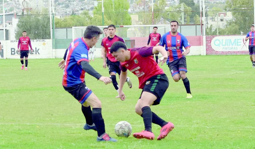 Enzo Cerdá frente a Nigel Andretta que jugó de central.