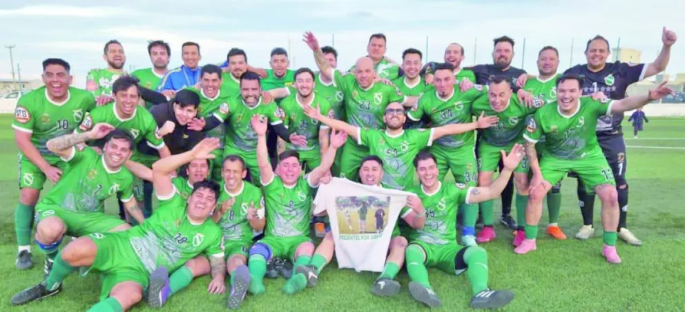 Petroquímica festejó un nuevo título en la categoría Seniors.
