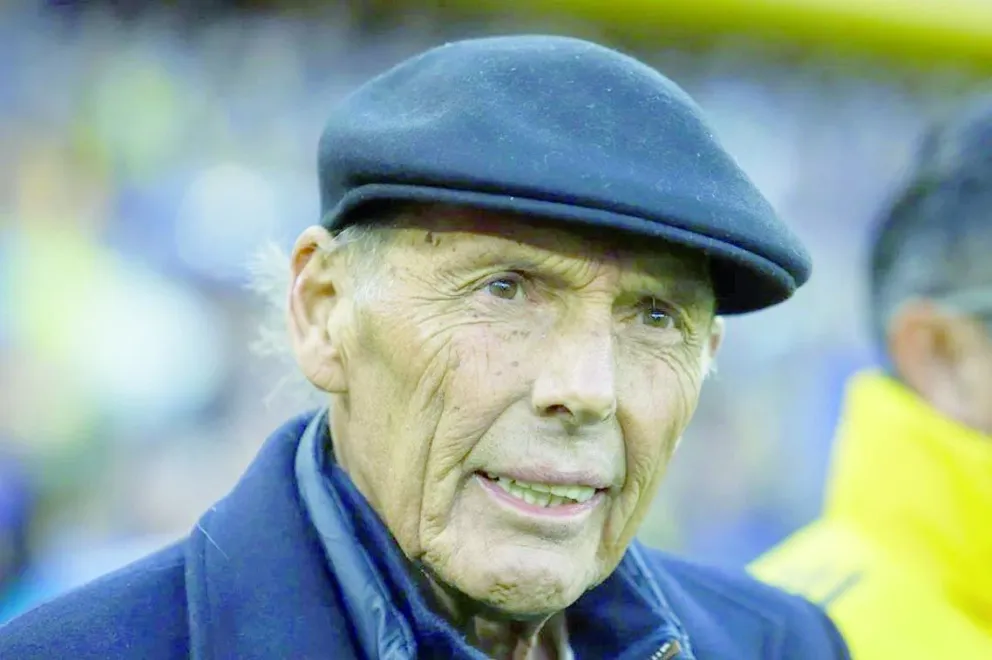 El club confirmó que el entrenador se encuentra en internación domiciliaria con “pronóstico reservado”. Su estado es delicado.