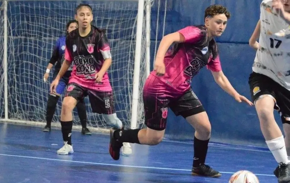 Sofía Galván y Yazmín Stanoss, una de las goleadoras del certamen. (Ig: rosario.futsal).