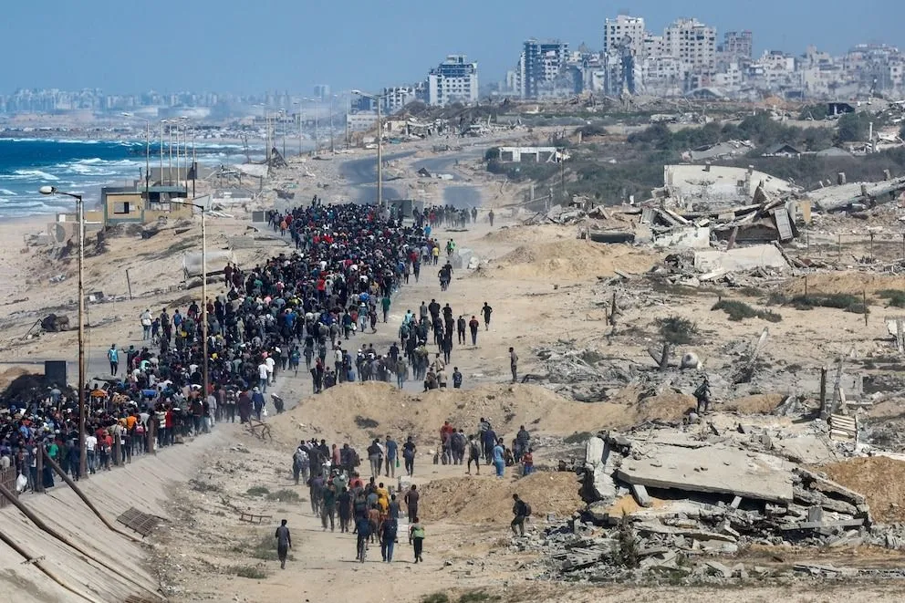 Cientos de palestinos caminan hacia el norte de la Franja tras el cese del fuego. REUTERS
