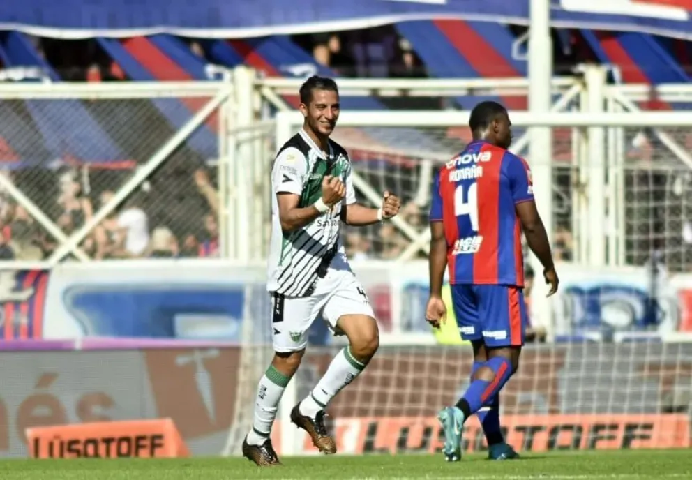 El Pulpo González celebra el gol de San Martín (SJ) y Roamaña lo sufre en San Lorenzo.