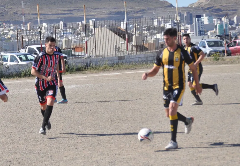 Sebastián Bonfili abrió la goleada. Fotos: José Guerreiro. Diario Crónica.