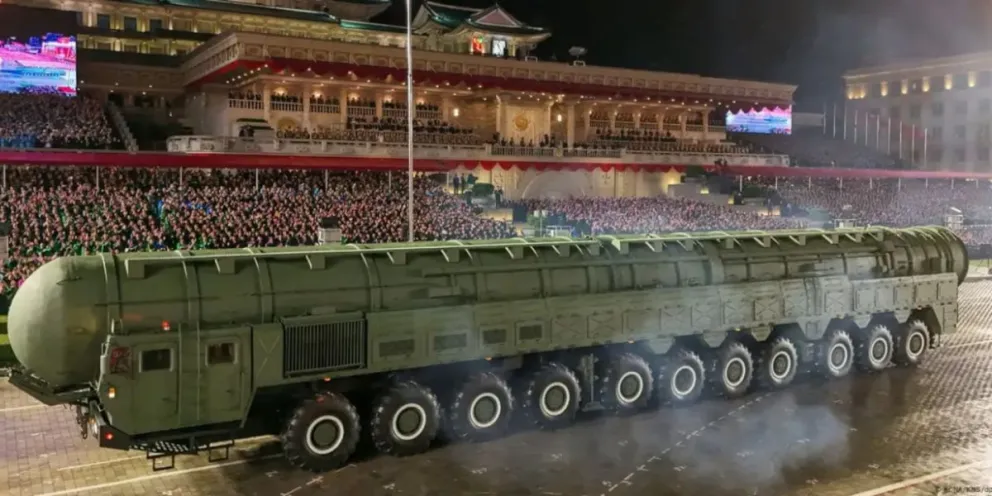 El enorme misil norcoreano desfiló por las calles de Pyongyang. AFP