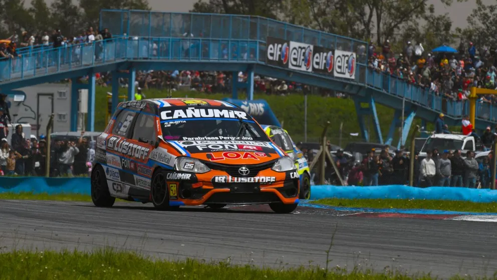 El piloto de Comodoro Rivadavia Renzo Blotta al comando de un Toyota Etios volvió a ganar por segunda vez esta temporada y está ubicado séptimo en el campeonato 2025 de la Clase  del TN.