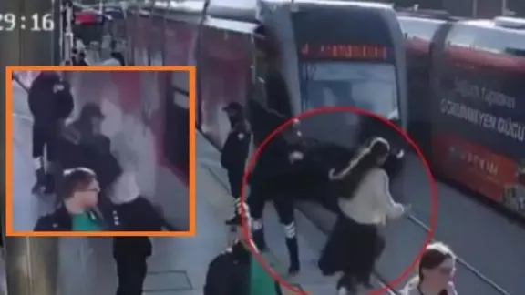 Turquía: Un guardia salvó a una mujer de ser atropellada por un tranvía
