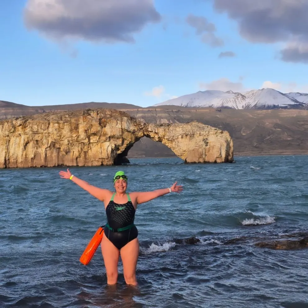 La nadadora comodorense de aguas gélidas, Adriana Sandoval,  intervino en la 1º Travesía Arco de Piedra en Lago Posadas en la provincia de Santa Cruz.