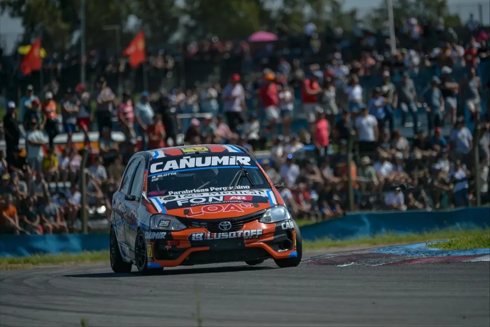 El piloto de Comodoro Rivadavia Renzo Blotta está alternando podios y victorias en el Turismo Pista Gol 1.6 en el Chubut, pero también en el Turismo Nacional Clase 2 a nivel nacional con un Toyota Etios. (Fotos: Prensa APAT)