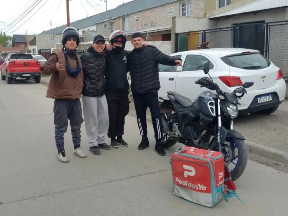 Nahuel Aguirre, Franco Agustín Páez, Marcos Mercado y Samuel Zapico, tras recuperar la moto.