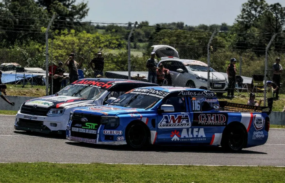 El piloto de Comodoro Rivadavia, Thomas Micheloud, corre la última fecha del campeonato de las  TC Pista Pick Up en el Roberto Mouras de la Plata donde está disputando los primeros lugares.