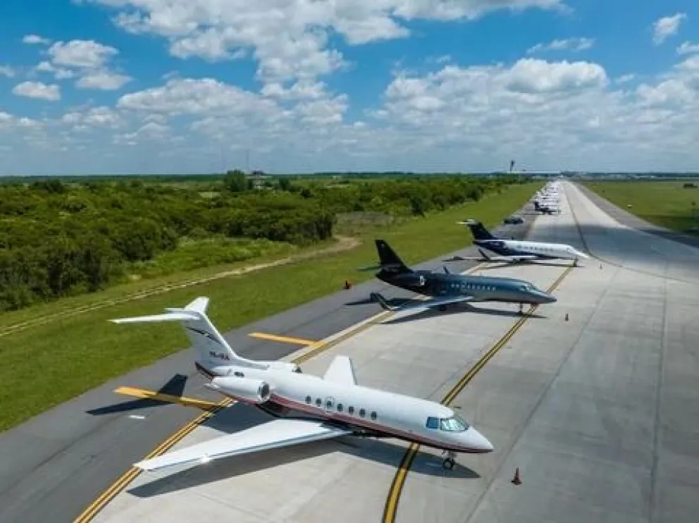 Gran cantidad de aviones privados se concentraron en el aeropuerto de Ezeiza para el foro global que organiza JP Morgan.