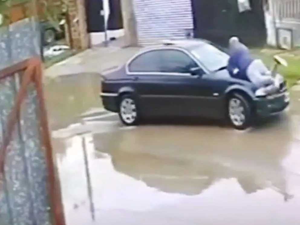 Buscan al conductor que arrastró a un taxista con su auto en Berisso