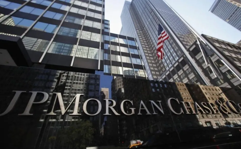 JP Morgan anticipa una fuerte baja del riesgo país argentino y destaca el respaldo político y externo como claves de la recuperación.