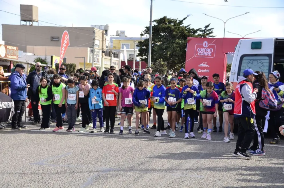 La Fundación Nuevas Ideas inició una campaña para conseguir mil trofeos y medallas, para luego restaurarlos y donarlos en torneos entre los niños que participen en el atletismo, como una forma de incentivar su participación y bajar costos de organización.