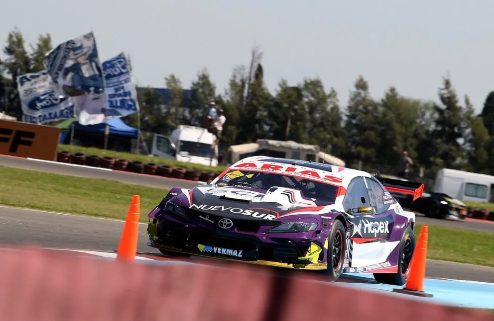 El piloto chubutense Marcelo Agrelo (Toyota) estará corriendo este domingo 2 de noviembre en el autódromo Ciudad de Paraná; por el momento está ubicado 10º en la Copa de Oro, entre los mejores pilotos que se disputan el campeonato del TC. 
