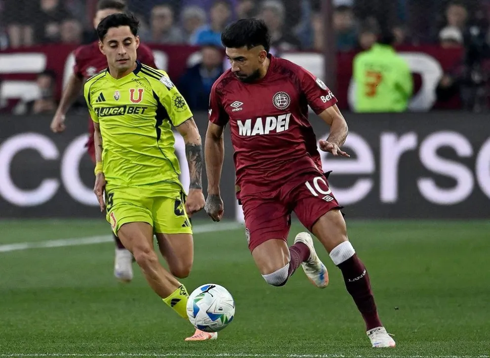 Marcelino Moreno controla la pelota, durante el partido de Lanús ante la U de Chile. Agencia Noticias Argentinas/Prensa Lanús.