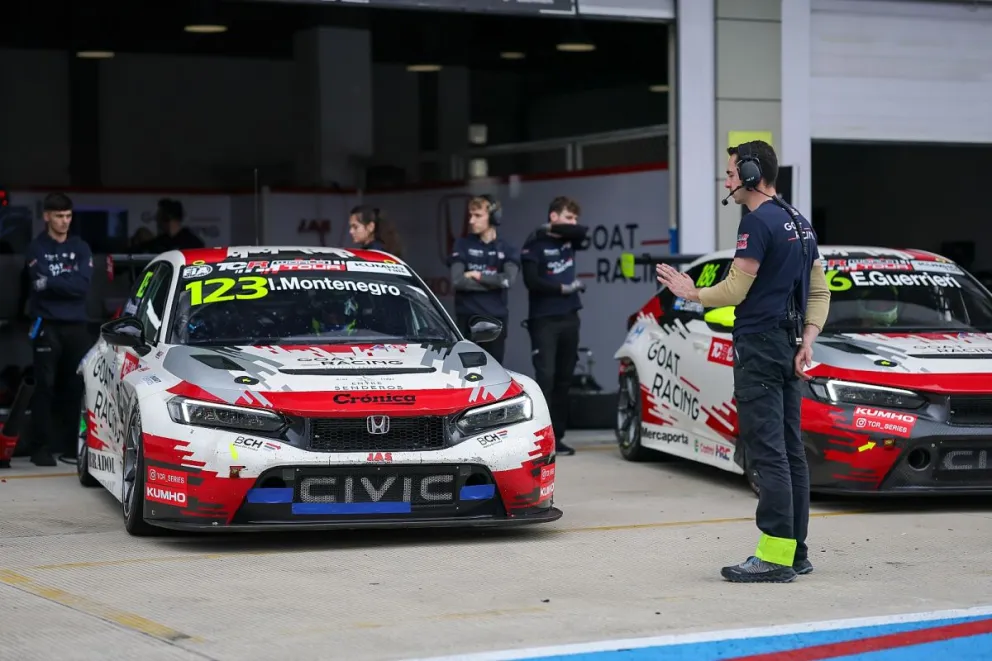 El piloto comodorense "Nacho" Montenegro se ubicó 8º en el primer entrenamiento, luego en el segundo ensayo logró el 14º lugar, cuando el equipo sigue mejorando rumbo a la Clasificación. 