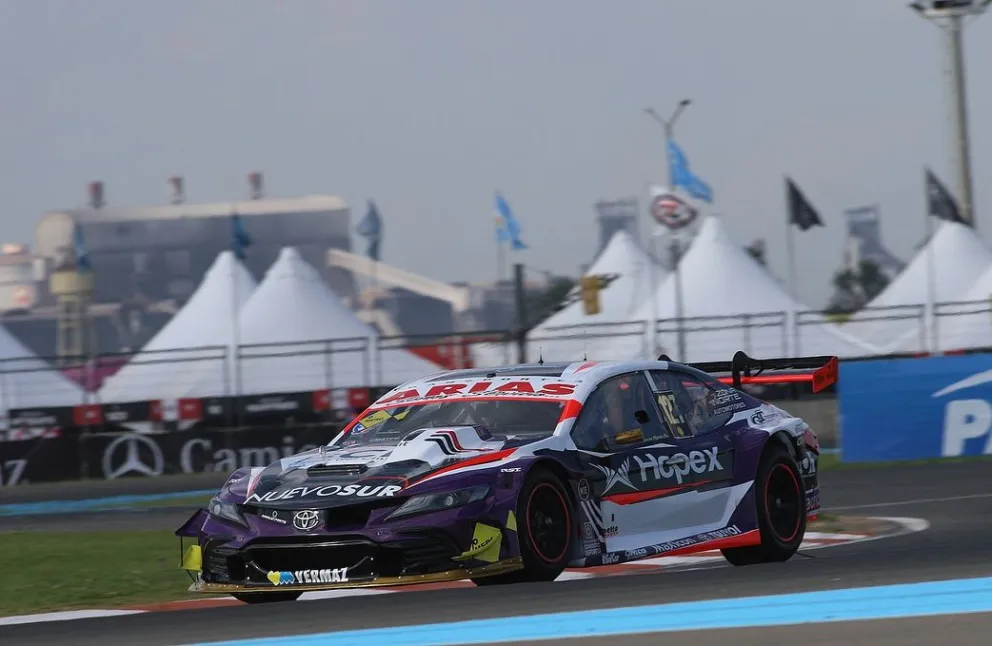 El TC vivió una jornada soleada y calurosa ante una multitud que colmó las instalaciones del Club de Volantes Entrerrianos; Marcelo Agrelo quedó con su Toyota a 0.852 de Canapino.  

