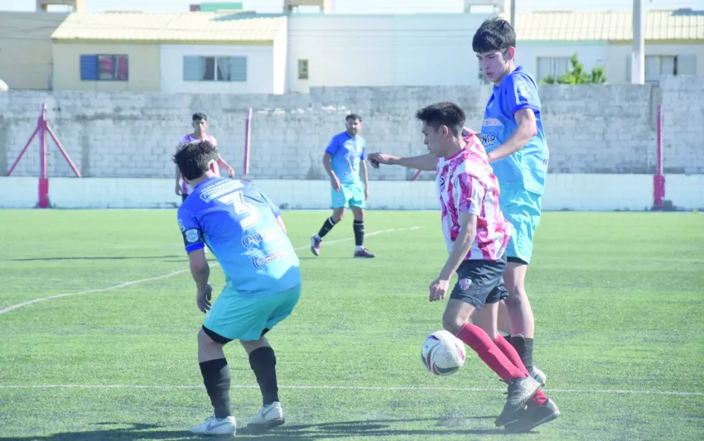 Matías Cuyul convirtió el dos a uno. (Foto: Juan Low).
