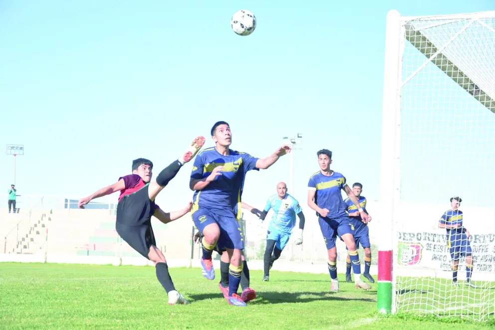 Portugués es uno de los escoltas junto a Roca. (Foto: Juan Low).