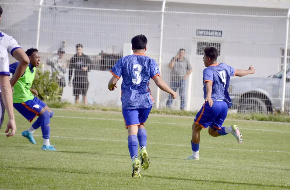 El festejo de Lucas Palma para la victoria de CAI. (Foto: Alejandro Paillahuala).