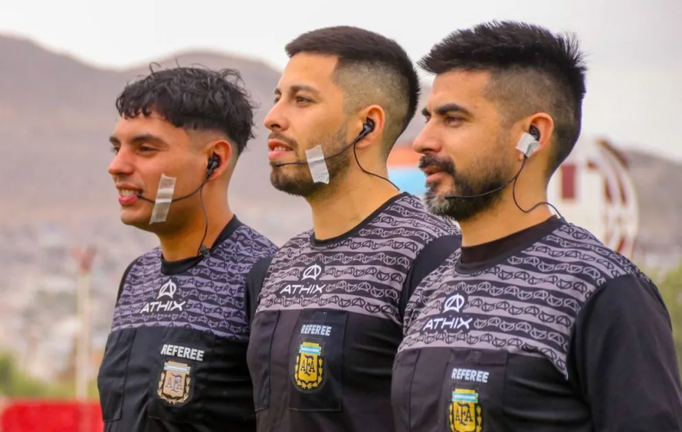 Carlos Rujano (centro) será el juez principal en el juego C.A.I.-Newbery.