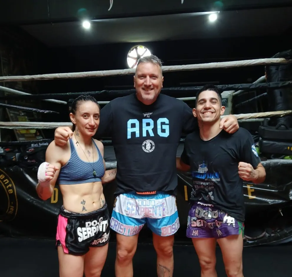 Yocelyn Balboa junto al director del Dojo Serpiente Cristian Bosch y el profesional Franco Agosto, quien también estará este sábado en la gala internacional.