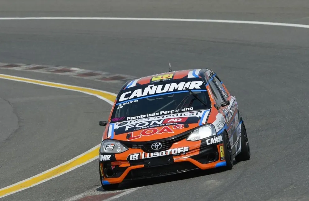 El comodorense Renzo Blotta que viene de ganar en la Clase 2 ahora corre en Río Cuarto, en la primera tanda de clasificación se metió 9º, mañana sábado será la definitiva para ordenar las series. (Foto: Prensa APAT).