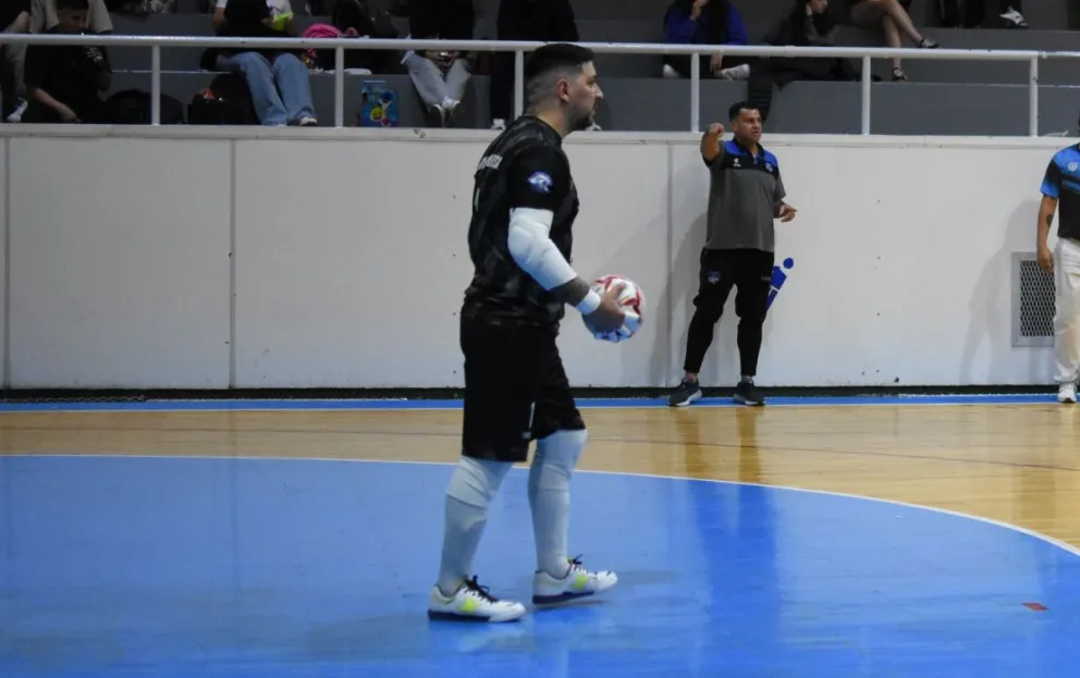 El capitán Sebastián Toledo y el entrenador Ignacio Aldaba.
