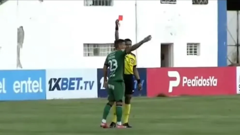 Ricardo Centurión fue expulsado en Oriente Petrolero y está acusado de agredir a un árbitro.