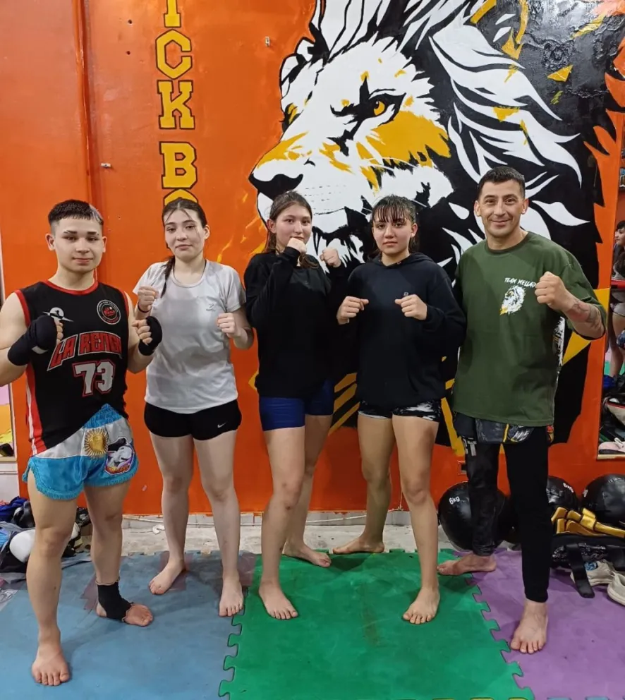 El Team Mellado con sus kickboxers compiten en el Panamericano de Colombia.
