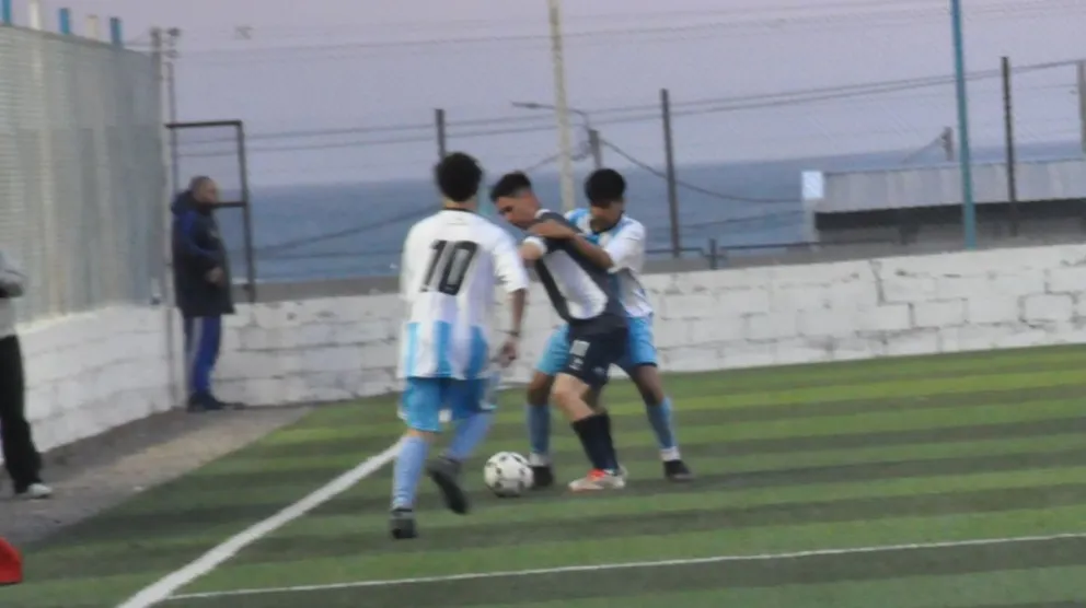 Domina Gadiel Domínguez, que fue el goleador de la noche (Foto: José Guerreiro).