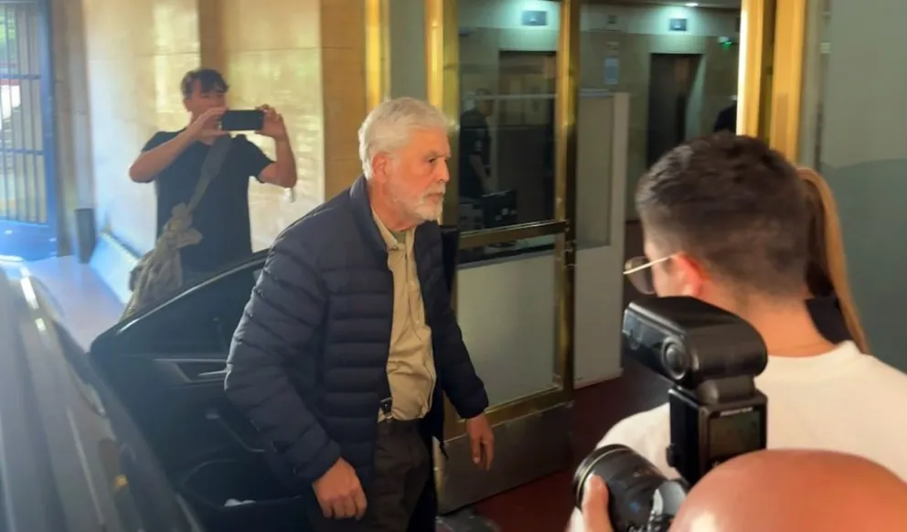 Julio De Vido se presentó en los tribunales de Comodoro Py para cumplir la pena a cuatro años de prisión por su responsabilidad en la Tragedia de Once.