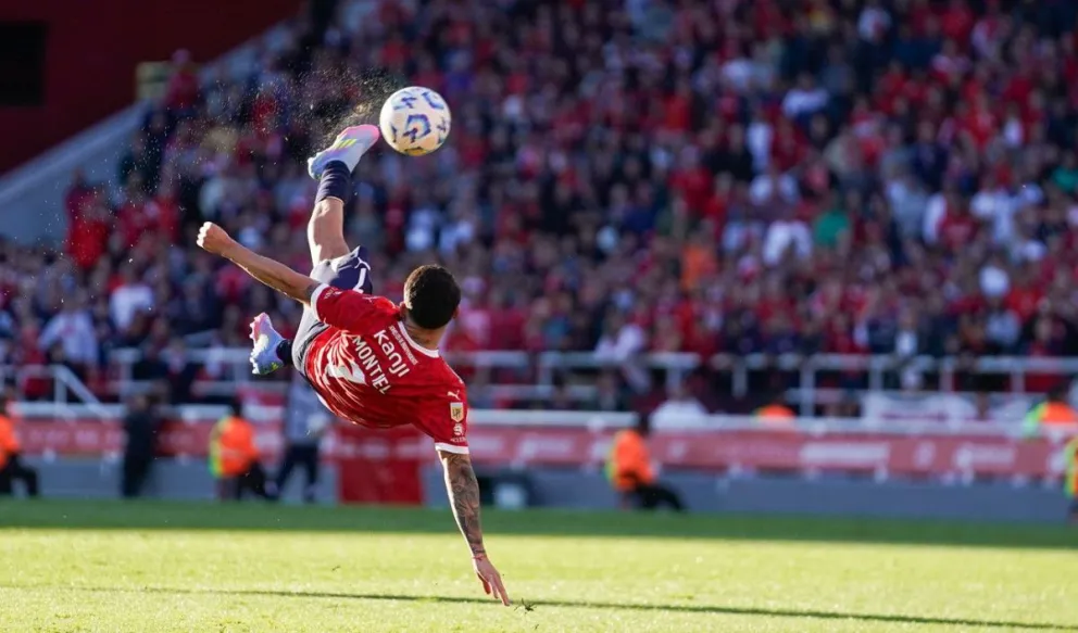 Gonzalo Montiel y un golazo de chilena. (Foto Maxi Failla - FTP CLARIN).