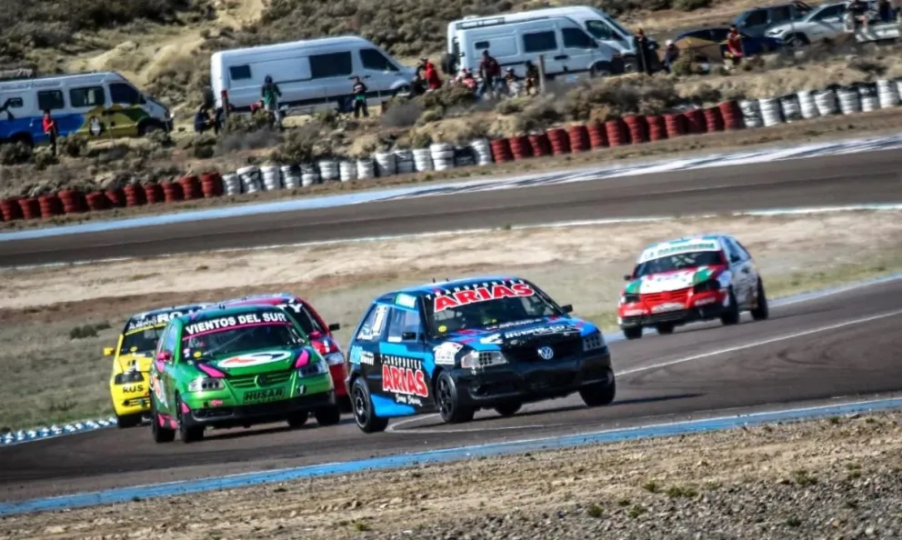 Se corre la última fecha del Campeonato Provincial de automovilismo en el autódromo Mar y Valle de Trelew con cinco categorías en pista y 98 pilotos. (Fotos: Aguila Prensa).