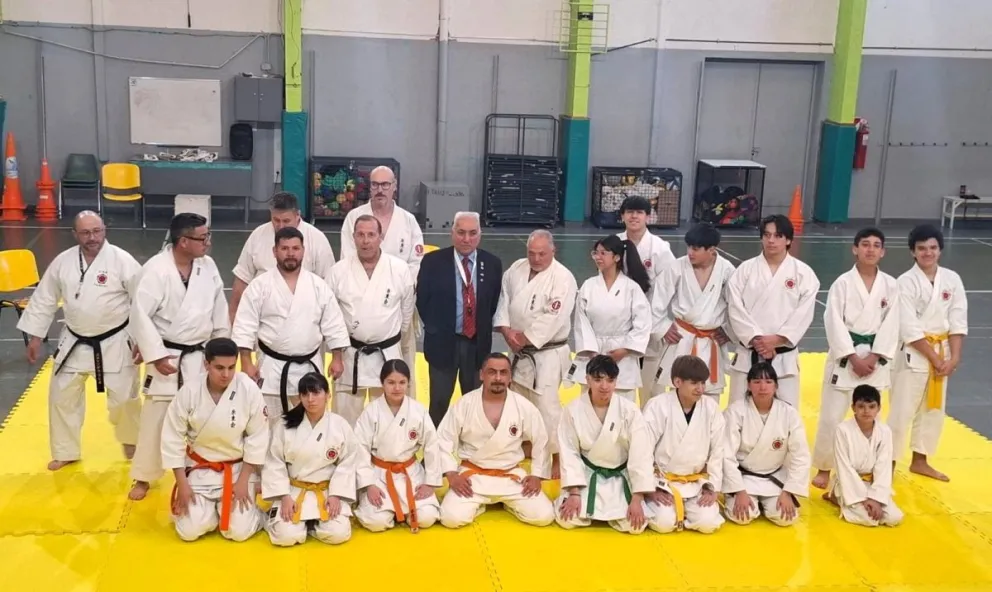 Estuvo en la ciudad el sensei Héctor Ledesma (VII Dan), jefe de árbitros de la Federación Nacional de Karate quien dictó una clínica de arbitraje de kata (formas) y kumite (combate) para artistas marciales de Comodoro y Rada Tilly.