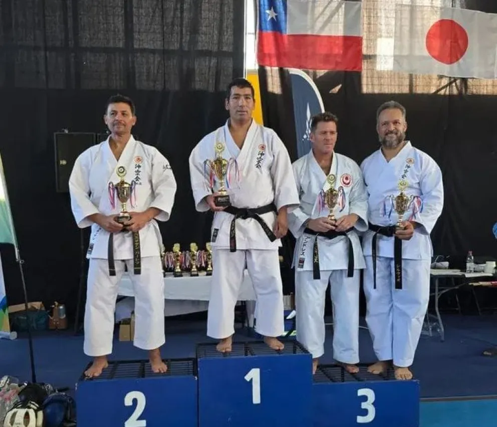 El V Dan de karate, el comodorense Esteban Márquez, logró medalla dorada en kata y kumite en el Nacional de la especialidad. 
