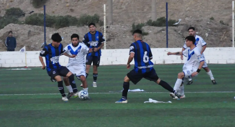 Ferro goleó seis a cero a Universitario. (Foto: José Guerreiro).