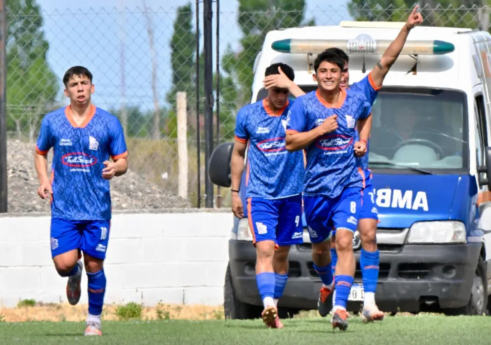 Primer plano para Conde -la figura- en el gol de Palma. (Foto: Daniel Feldman).