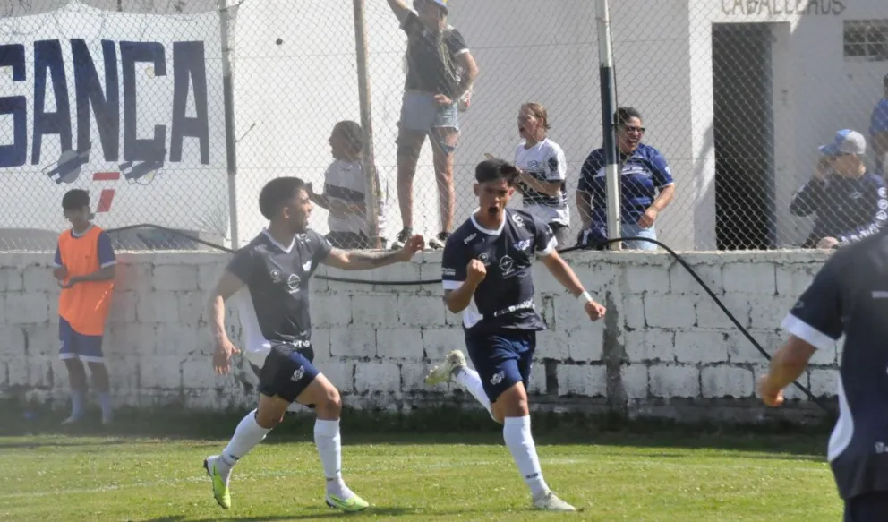 El festejo de Tahiel Cárcamo para el uno a cero. (Foto: José Guerreiro).