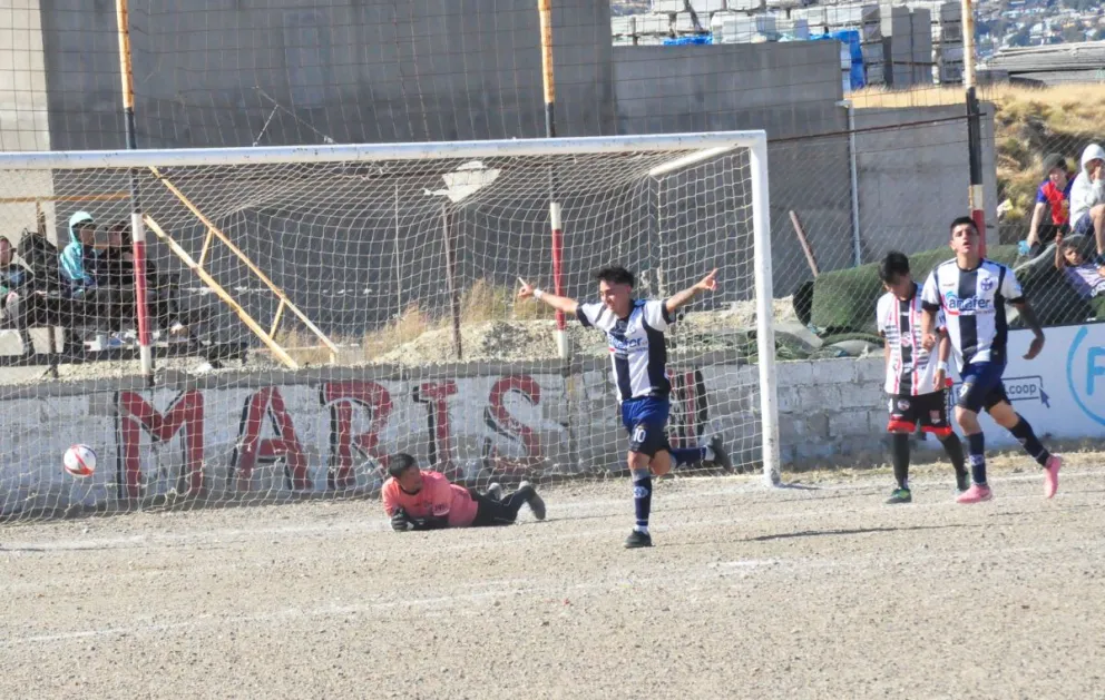 Ferro festejó en el barrio Stella Maris. (Foto: José Guerreiro).