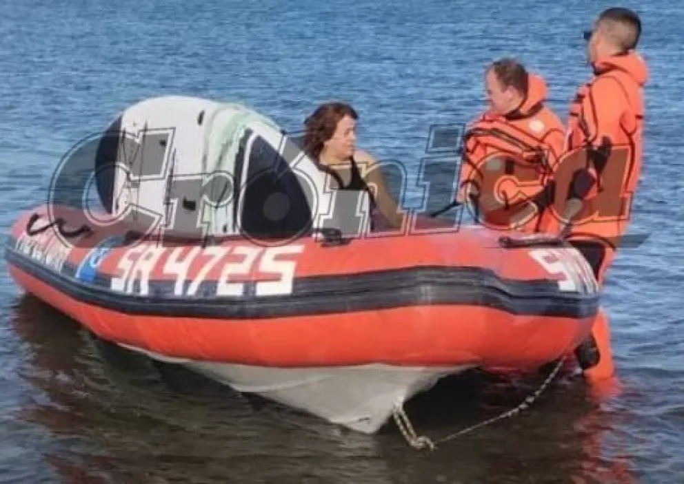 Los rescatistas de Prefectura Naval, Diego Bermudes y Claudio Chatich pusieron a salvo a la mujer que cayó al mar 