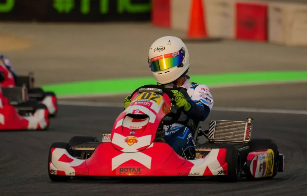 Javier Fernández con esta participación se convierte en el primer piloto de karting en competir en un mundial; ahora largará este viernes en la 7º posición en la Pre-final mientras la Gran Final Rotax se corre en sábado en Bahréin. (Fotos: Curva1Kart).
