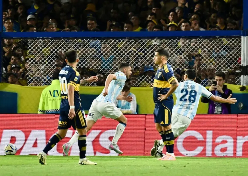 Escena del partido entre Boca Juniors y Racing Club de Avellaneda, por la semifinal del Torneo Clausura 2025 en la Bombonera.FOTO NA: Juan Foglia.