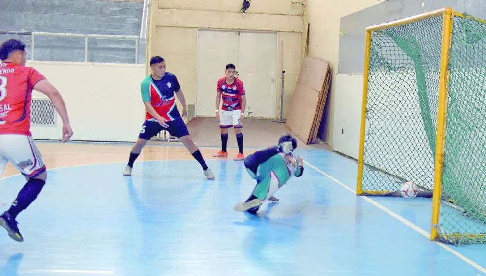 Uno de los goles de Flamengo que eliminó a 70/30. (Foto: Juan Low).