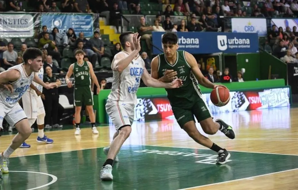 William Vorhees defiende a Rivero. El pivote visitante fue la figura de la noche.