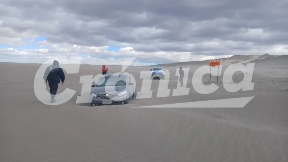 Fotrografía del vehículo atascado en la arena. El camino se encuentra debajo, tapado por el temporal de viento. // Fotografía exclusiva de Crónica